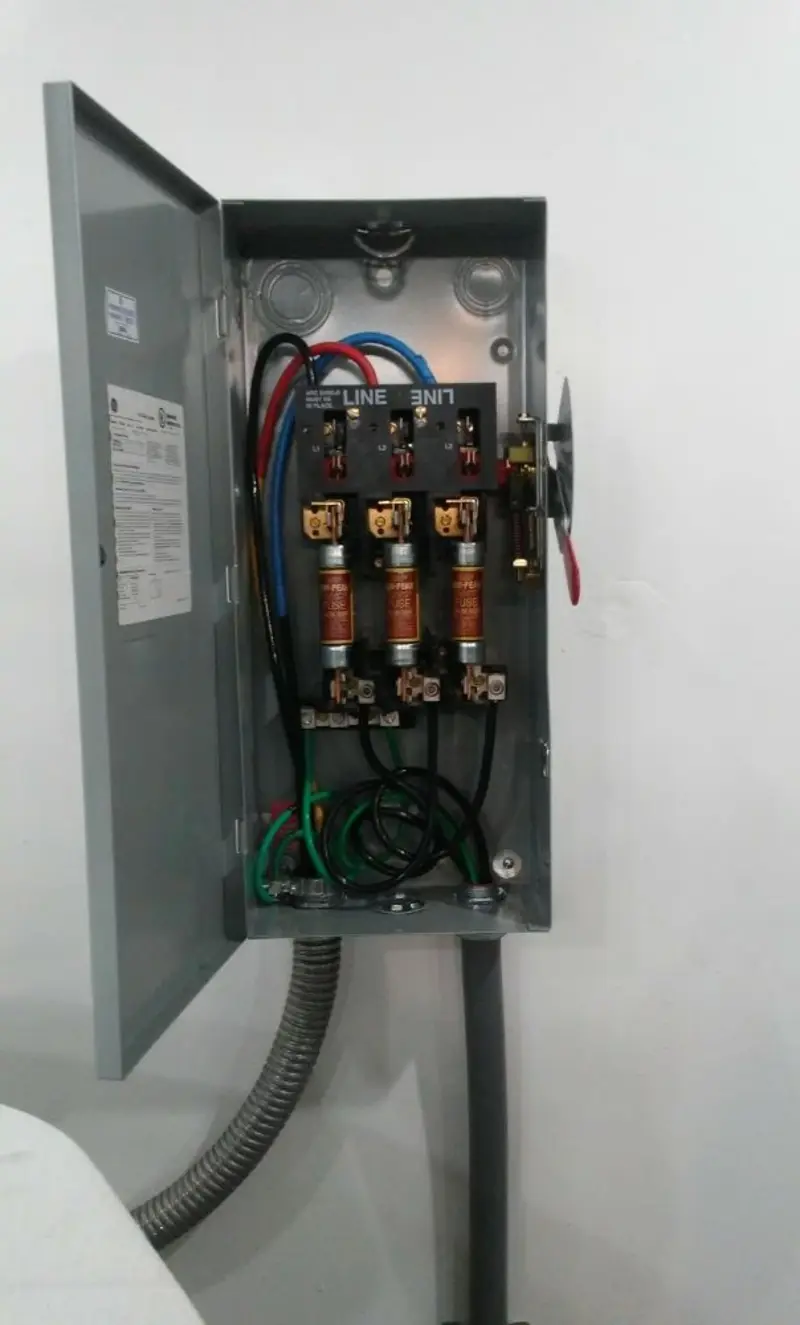 Three-phase disconnect switch installed for Smoke Detector Installation in Moxee